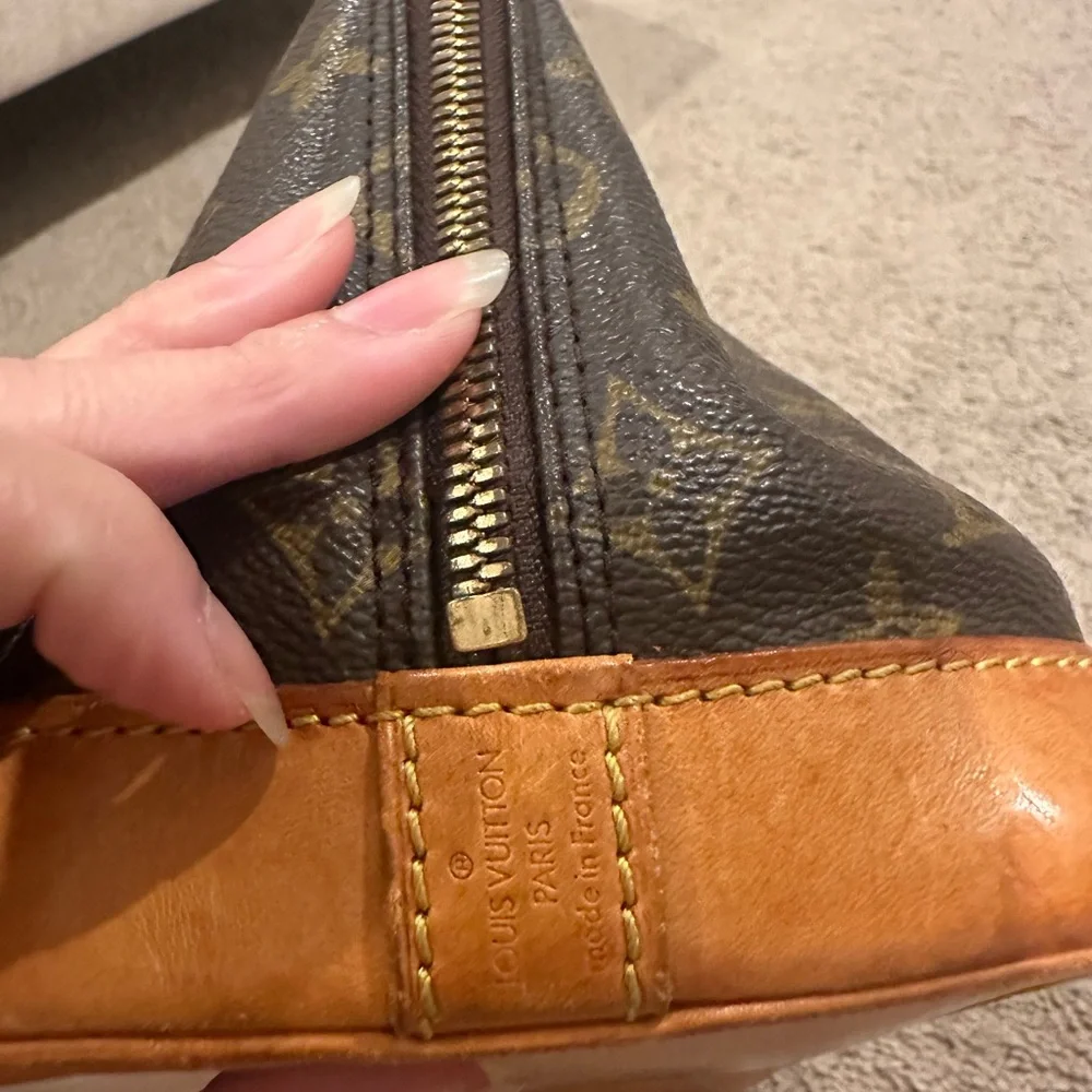 “ Pre-Loved” Authentic Louis Vuitton Monogram AlmaBag